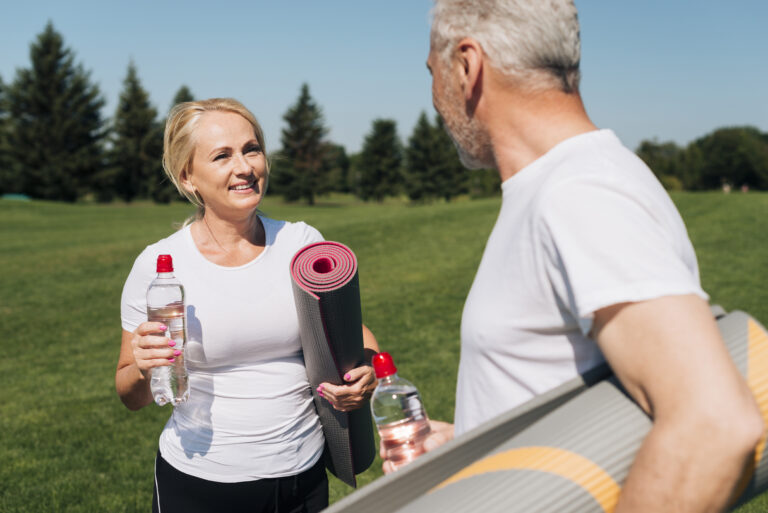 gros-plan-des-gens-avec-des-tapis-de-yoga-en-plein-air
